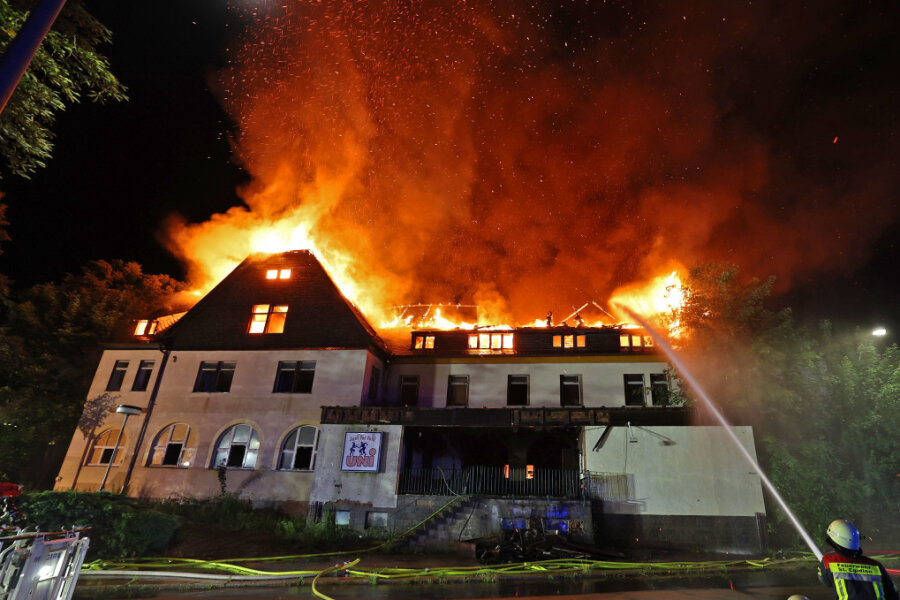 Die ehemalige Diskothek stand lichterloh in Flammen.