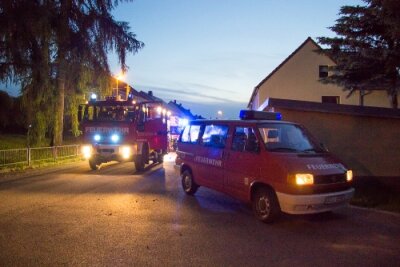 Lichtenstein: Dachstuhl in Flammen - 20 Rettungskräfte der Feuerwehr in sechs Fahrzeugen waren in Lichtenstein im Einsatz.