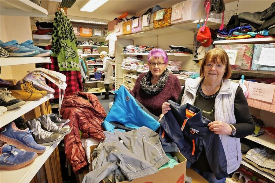 Lichtenstein: Decken und Kleidung für Erdbebenopfer gesammelt - Ute Hoch(links) und Esther Teske von der Kinderhilfe Lichtenstein mit Hilfsgütern für die Erdbebenopfer.