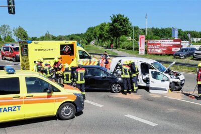 Lichtenstein: Drei Verletzte nach Zusammenstoß - Bei dem Unfall wurden drei Menschen verletzt. 