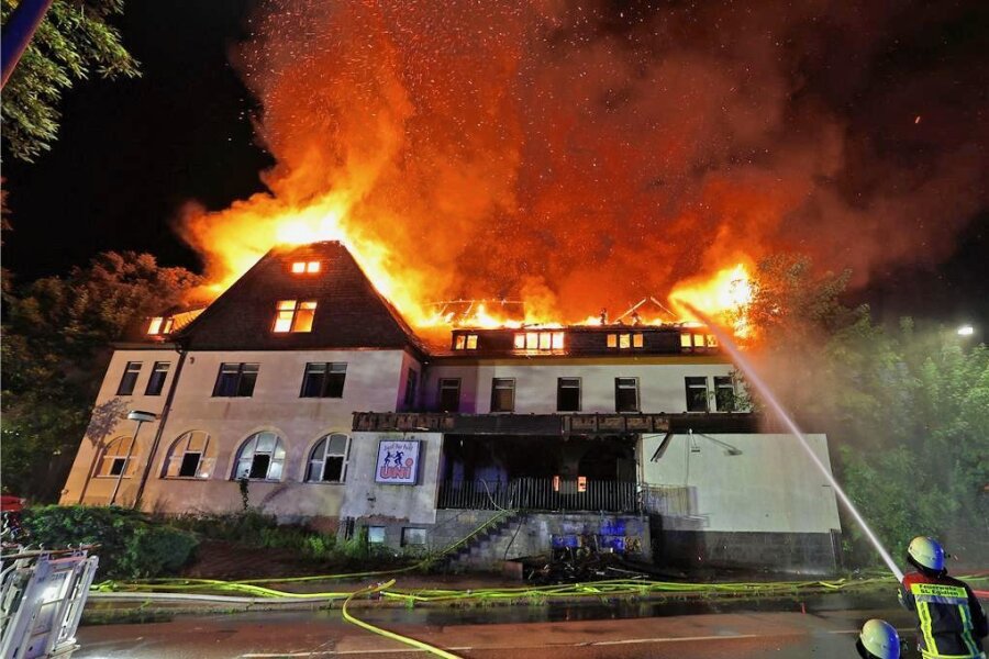 Lichtenstein: Erinnerung an den Uni-Brand - Am späten Abend des 3. Juli 2022 stand der Dachstuhl des ehemaligen Uni in hellen Flammen.