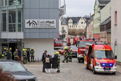 Lichtenstein: Feuerwehr-Großeinsatz am Ärztehaus - Ein Großaufgebot rückte zum neuen Ärztehaus aus - zum Glück gab es nichts zum Löschen.