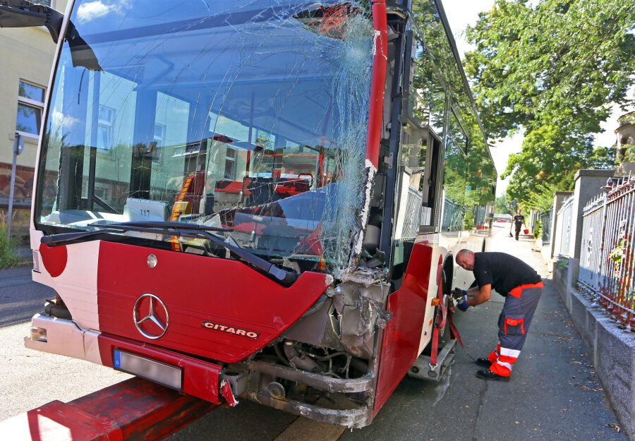 Lichtenstein: Führerloser Bus rollt davon - 33.000 Euro Schaden - 