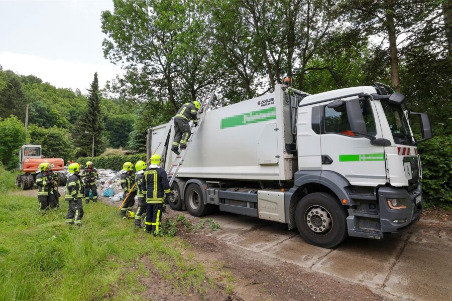 Lichtenstein: Gelbe-Tonne-Müll gerät im Fahrzeug in Brand - Am Fahrzeug entstand nach ersten Erkenntnissen kein Schaden.