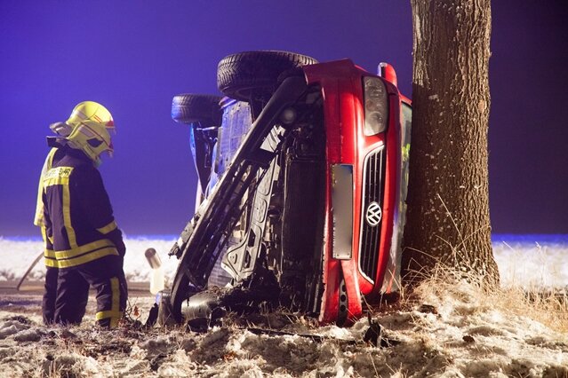 Lichtenstein/Heinrichsort: Alkoholfahrt ohne Führerschein endet an Baum - Bei einem Unfall in Heinrichsort wurde in der Nacht von Freitag zu Samstag ein 31-Jähriger leicht verletzt.