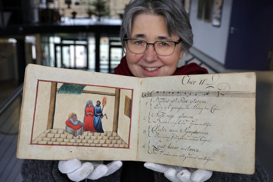 Lichtenstein: Historisches Liederheft wird in jeder Heiligen Nacht aktuell - Anne-Sophie Berner mit dem Quempas-Heft, das 1813 von einem Lichtensteiner Schüler gestaltet wurde. Es enthält Weihnachtslieder, die bis heute erklingen, und ist mit entsprechenden Zeichnungen illustriert.