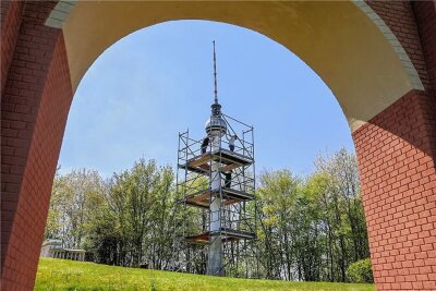 Lichtenstein: Höchstes Exponat der Miniwelt wird restauriert - Blick durch einen Bogen der Göltzschtalbrücke zum eingerüsteten Berliner Fernsehturm. Das höchste Bauwerk der Miniwelt wird derzeit restauriert. 