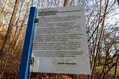 Lichtenstein: Holzkunst aus Stadtpark verschwunden - Vom Kunstwerk ist nur noch die Informationstafel geblieben.