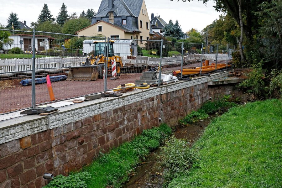 Lichtenstein: Künftig keine Straßenausbaubeiträge mehr - Die Kosten der Bachmauer an der Rödlitzer Straße wurden entsprechend der bisher gültigen Satzung teilweise auf die Anlieger umgelegt. Dies sorgte für heftige Diskussionen.