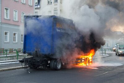 Lichtenstein: Lkw-Anhänger in Flammen - Ein Lkw-Anhänger ist am Dienstagfrüh auf der Glauchauer Straße in Brand geraten.