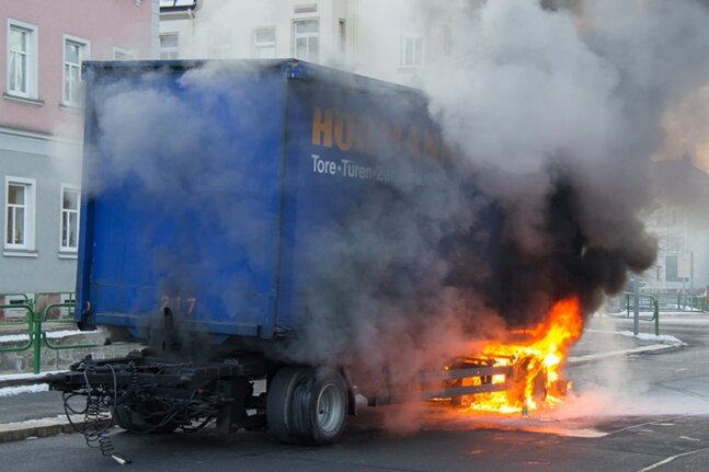 Lichtenstein: Lkw-Anhänger in Flammen - Ein Lkw-Anhänger ist am Dienstagfrüh auf der Glauchauer Straße in Brand geraten.