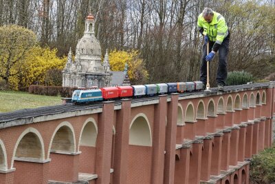 Lichtenstein: Miniwelt feiert Jubiläum mit vielen Aktionen - Thomas Röder putzt die Göltzschtalbrücke, während der neue Zug schon seine Runden durchs Gelände zieht. Die Miniwelt feiert in diesem Jahr ihr 25-jähriges Bestehen.