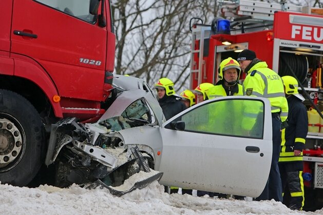Lichtenstein/Mülsen: 21-Jähriger bei Unfall lebensbedrohlich verletzt - Rettungskräfte konnte den eingeklemmten 21-jährigen Fahrer aus seinem Ford Ka befreien.