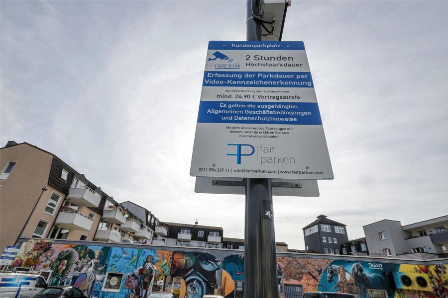 Lichtenstein: „Park-Abzocke“ und ein überraschendes Angebot - Große Schilder weisen auf die neue Regelung hin. Verstöße werden schnell richtig teuer.