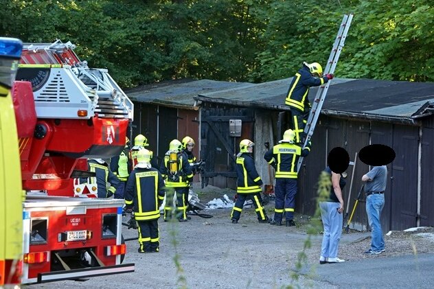 Lichtenstein: Plane fängt Feuer - Garagentür in Brand - Die Plane von Gipskartonplatten geriet in der Nacht zum Sonntag in Brand.