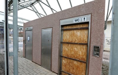 Lichtenstein prüft Alkoholverbot an Brennpunkten - Am Bahnhofsgelände in Lichtenstein ist Vandalismus regelmäßig ein Problem. Reicht das als Begründung für ein Alkoholverbot?
