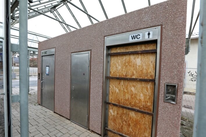 Lichtenstein prüft Alkoholverbot an Brennpunkten - Am Bahnhofsgelände in Lichtenstein ist Vandalismus regelmäßig ein Problem. Reicht das als Begründung für ein Alkoholverbot?