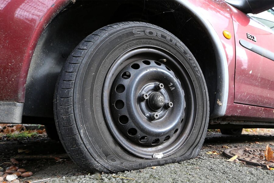 Lichtenstein: Reifen von 15 Autos beschädigt - Platte Reifen wie auf diesem Archivfoto gab es am Donnerstag im Lichtensteiner Ortsteil Heinrichsort.