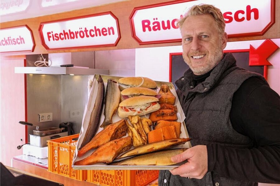 Lichtenstein/Reinsdorf: Warum der Fischhändler immer vor Edeka-Märkten steht - Rüdiger Oeser steht jeden Donnerstag vor dem Lichtensteiner Edeka-Markt in der Hartensteiner Straße. 