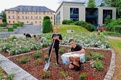 Lichtenstein: Schüler pflegen Französischen Garten am Schlosspalais - Diego Lorenz und Justin Lindner (von links) gehören zu den acht Schülern, die den Französischen Garten am Schlosspalais wieder schick gemacht haben.