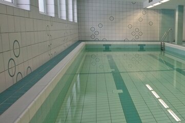 Lichtenstein: Schwimmstunde fällt in diesem Schuljahr weiter flach - Gähnende Leere im Lehrschwimmbecken.