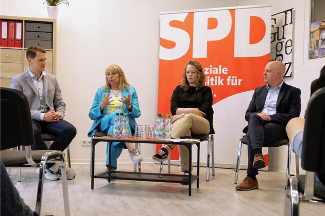 Lichtenstein: SPD-Ministerin Köpping redet Klartext: "Genderdiskussion soll ablenken" - Im Podium der SPD-Veranstaltung saßen (von links) der Bundestagsabgeordnete Carlos Kasper, Sozialministerin Petra Köpping, Moderatorin Antje Junghans sowie Sachsens Co-SPD-Chef Henning Homann. 