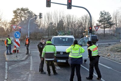 Lichtenstein/St. Egidien: Handwerker sperren Kreuzung am Auersberg-Center - Am Dienstag war die Kreuzung der B 173 am Gewerbegebiet Am Auersberg erneut gesperrt. Polizei war vor Ort.