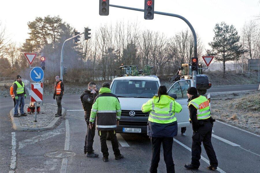 Lichtenstein/St. Egidien: Handwerker sperren Kreuzung am Auersberg-Center - Am Dienstag war die Kreuzung der B 173 am Gewerbegebiet Am Auersberg erneut gesperrt. Polizei war vor Ort.