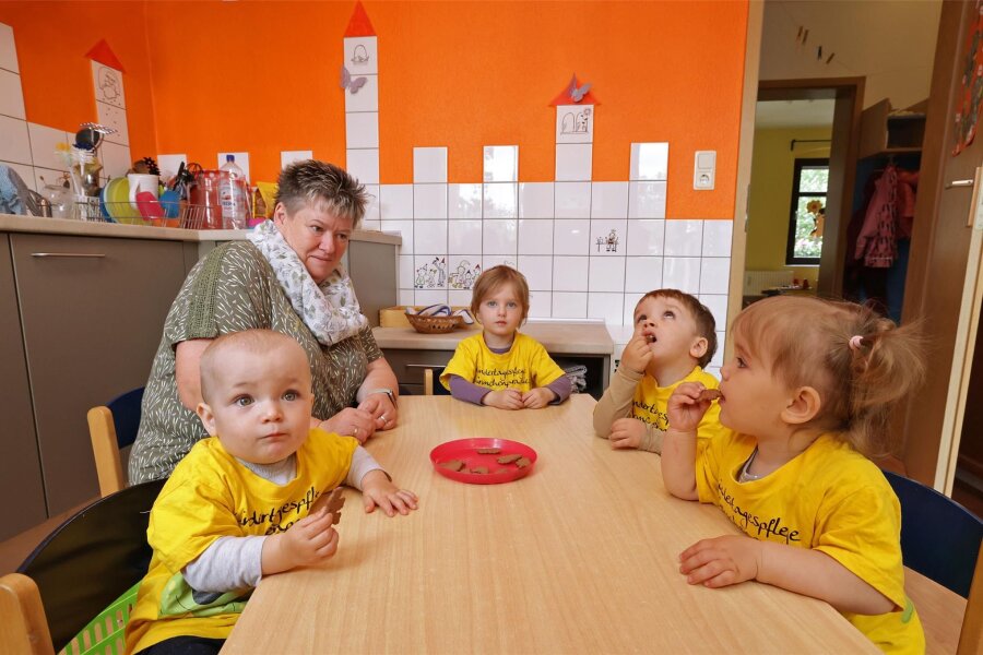 Lichtenstein: Tagesmütter pochen auf ihr gutes Recht - Janet Milde, Sprecherin der Lichtensteiner Tagesmütter, mit ihrer Kindergruppe im „Würmchenparadies“: Jeden Tag wird frisch gekocht.