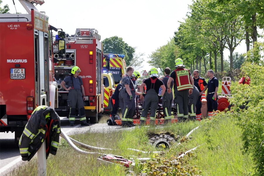Lichtenstein: Umgestürzter Grill löst Brand aus - Mann im Krankenhaus - Die Lichtensteiner Wehr rückte mit fünf Fahrzeugen an, auch Krankenwagen und Polizei waren im Einsatz.