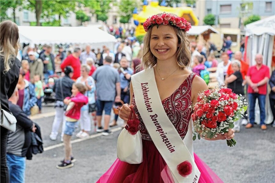 Lichtenstein: Vertrautes Rosenfest mit Novum - Rosenprinzessin Ruby (hier am Tag der Krönung) gibt ihre Krone am 1. Juli wieder ab, und zwar an die bisherige Hofdame Alexandria.