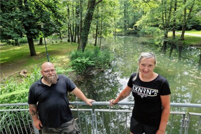 Lichtenstein: Warum die „Algenqueen“ abdankt - Rico Walther, Chef der Sportfischer, und Sibylle Rohner, die ehemalige „Algenqueen“, auf der Brücke am Stadtparkteich.