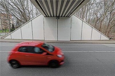 Lichtenstein: Weiße Wand statt Putin-Herz - Die Bahnunterführung an der Rümpfstraße in Lichtenstein wurde frisch gestrichen.