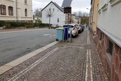 Lichtenstein: Wenn historisches Pflaster unter die Räder kommt - Das Mosaikpflaster an Teilen der Pestalozzistraße wurde durch parkende Fahrzeuge völlig deformiert.