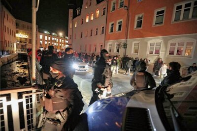 Lichtensteiner Demo-Krawalle: Letzte Urteile zu Angriffen auf Polizei gefällt - Was am 3. Januar 2022 an der Hartensteiner Straße in Lichtenstein geschah, ist in den letzten Wochen juristisch aufgearbeitet worden. 