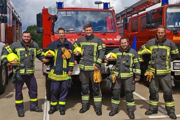 Julian Fromm, Brain Forner, Kevin Gasch, Marcel Löffler und Danny Demmler (von links) von der Freiwilligen Feuerwehr Lichtenstein sind am Montag in der Sächsischen Schweiz angekommen, um die Kameraden vor Ort beim Löschen zu unterstützen. 