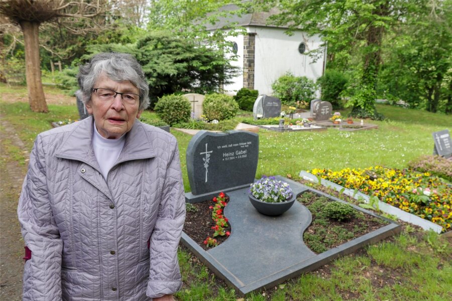 Lichtensteiner Friedhof: 90-Jähriger wird gleich zweimal die Grabbepflanzung gestohlen - Hanna Gabel am Grab ihres Mannes auf dem Lichtensteiner Friedhof, das bereits zweimal Ziel von skrupellosen Dieben wurde.