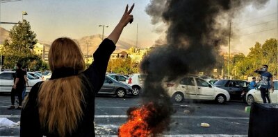 Lichtensteiner fürchtet um Leben von jungem Iraner - Eine Frau im September bei den Protesten in der iranischen Hauptstadt Teheran mit dem Victory-Zeichen. 
