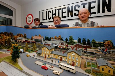 Lichtensteiner Modellbahner können zum 60. Geburtstag von Stasibesuch und vielem mehr berichten - Drei Modellbahner-Generation: Manfred Bechler (85), Detlef Gruner (60) und Dustin Knobloch (14) an der Anlage, die auch den Lichtensteiner Bahnhof zeigt.