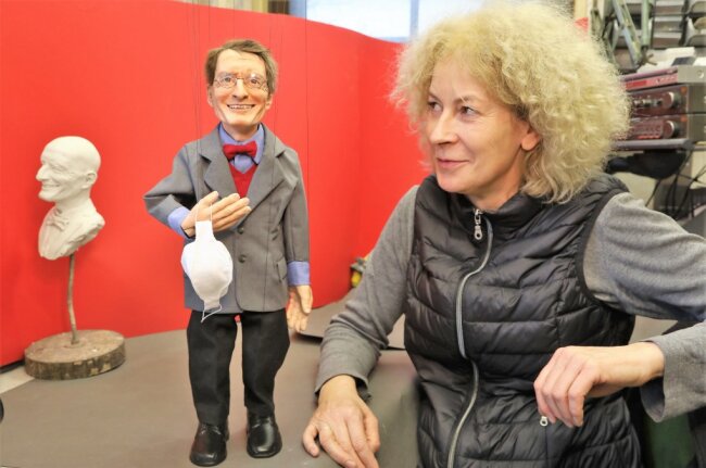 Lichtensteinerin fertigt Karl Lauterbach als Marionette fürs Fernsehen - Brigitte Schneider flirtet mit ihrer Schöpfung. 52 Zentimeter groß ist die Marionette die den Bundesgesundheitsminister darstellen soll und die in ihrer Lichtensteiner Werkstatt entstanden ist. Sie hat Karl Lauterbach perfekt getroffen - einschließlich der roten Fliege.