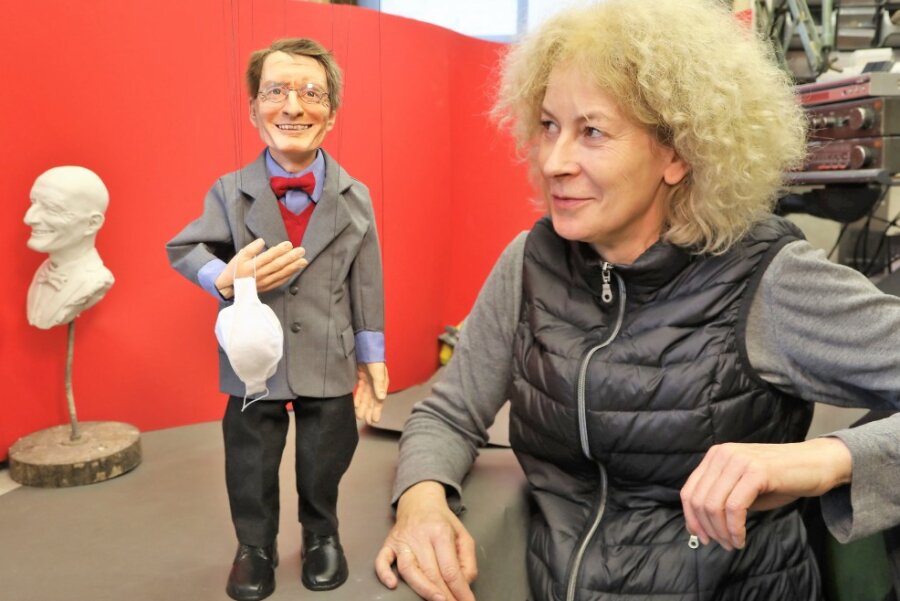 Brigitte Schneider flirtet mit ihrer Schöpfung. 52 Zentimeter groß ist die Marionette die den Bundesgesundheitsminister darstellen soll und die in ihrer Lichtensteiner Werkstatt entstanden ist. Sie hat Karl Lauterbach perfekt getroffen - einschließlich der roten Fliege.
