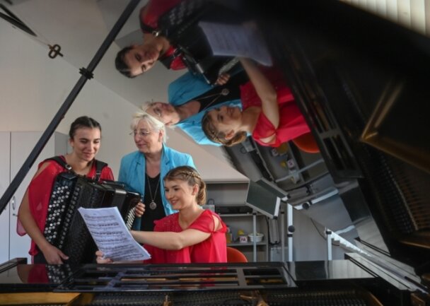 Lichtensteinerin räumt bei Musikwettbewerben ab - Aylin Karatas (links) und Lea Baumert (rechts) beim Vorspiel in Chemnitz. Lehrerin Uta Sander ist auf ihre Schützlinge stolz. 