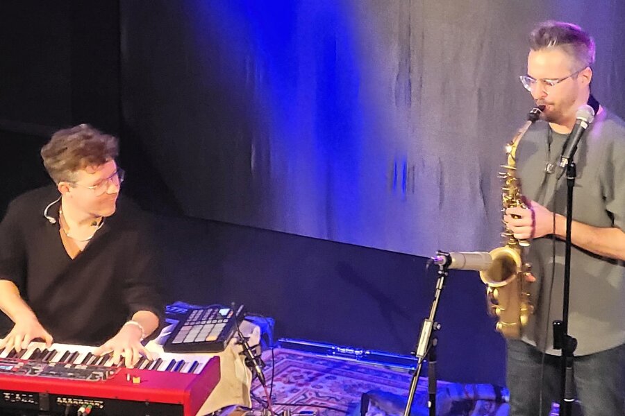 Lichtentanne: Duo begeistert mit Musik von Klassik bis Rap - Sascha Stiehler begeisterte am Keyboard, Antonio Lucaciu mit seinem Saxofon.