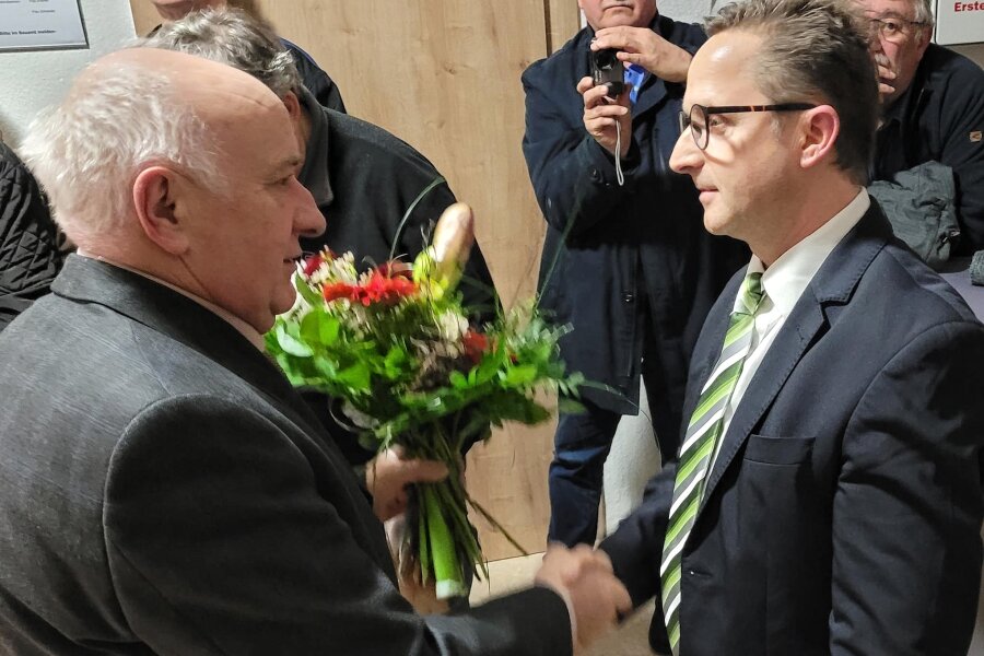 Lichtentanne hat gewählt: Hausaufgaben für den neuen alten Bürgermeister - Als einer der ersten gratuliert der Lichtentanner Ortsvorsteher Günter Lenk (links) dem wiedergewählten Bürgermeister Tino Obst.