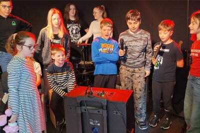 Lichtentanne: Jugendliche drehen einen Liebesfilm ohne Namen - In den „Drehpausen“ stand das gemeinsame Karaoke-Singen hoch im Kurs.