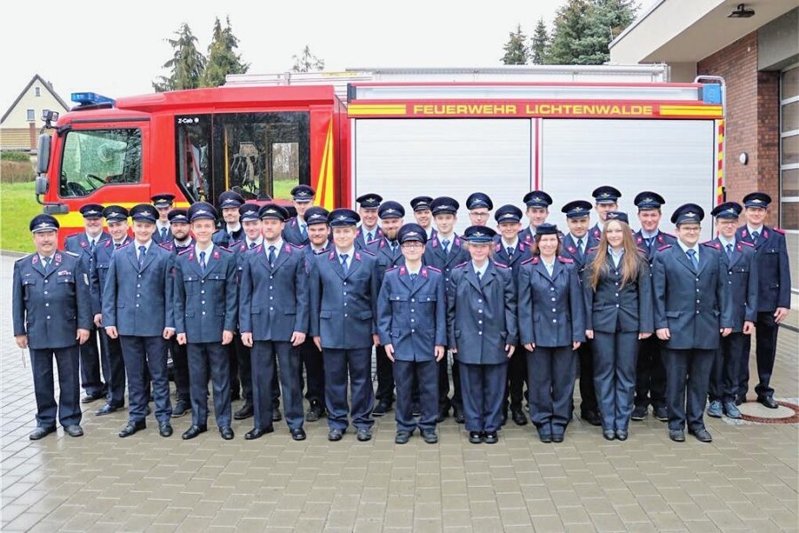 Lichtenwalde: 31 neue Feuerwehrleute machen sich für die Praxis fit - Unter der Leitung von Ronald Fischer (vorn links) haben in Lichtenwalde 31 Teilnehmer erfolgreich den Feuerwehr-Grundlehrgang absolviert. 