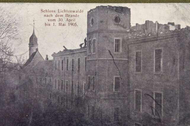 Lichtenwalde ist um einen Schatz reicher - Zu den 170 Postkarten zum Schloss und Park für den Fundus von Schloss Lichtenwalde gehört dieses Motiv vom Brand aus dem Jahr 1905. 