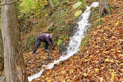 Lichtenwalde: Wenn Ritter Harras das Wasser laufen lässt - Wanderwegewart Rolf Pönicke am künstlichen Wasserfall. In den zurückliegenden Wochen wurde die Wasserrinne von Unrat befreit. 