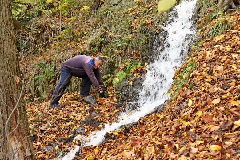 Lichtenwalde: Wenn Ritter Harras das Wasser laufen lässt - Wanderwegewart Rolf Pönicke am künstlichen Wasserfall. In den zurückliegenden Wochen wurde die Wasserrinne von Unrat befreit. 