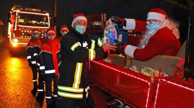 Lichtereinsatz für die Wehr - Der Weihnachtsmann beschenkt mit Hilfe der Freiwilligen Feuerwehr Kinder in Fraureuth.